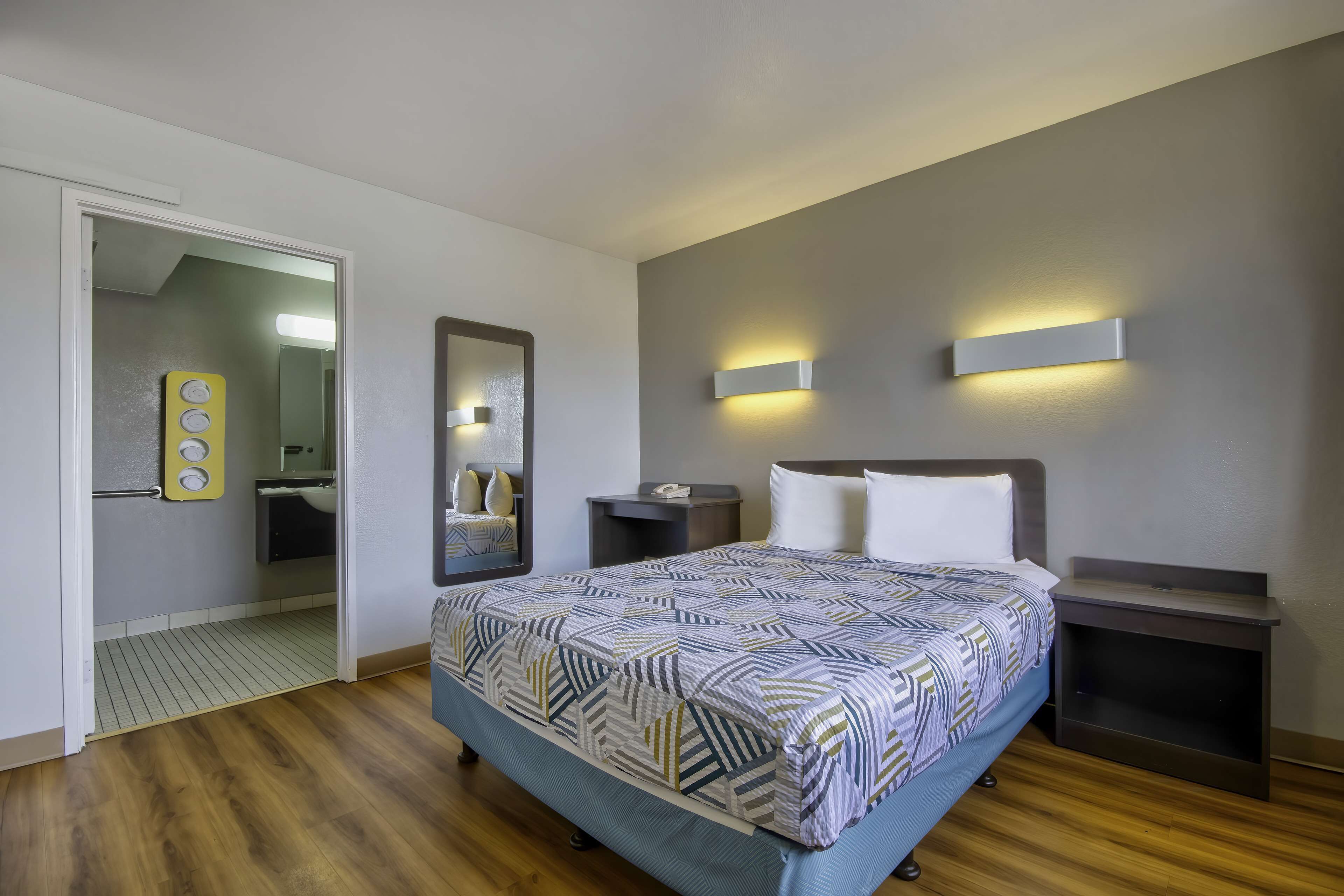 책상, 노트북 작업 공간, 암막 커튼, 무료 WiFi