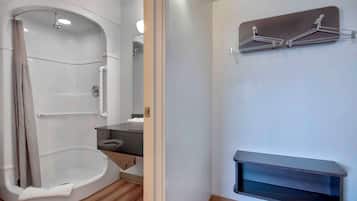 Tina con regadera, secadora de cabello, toallas, jabón