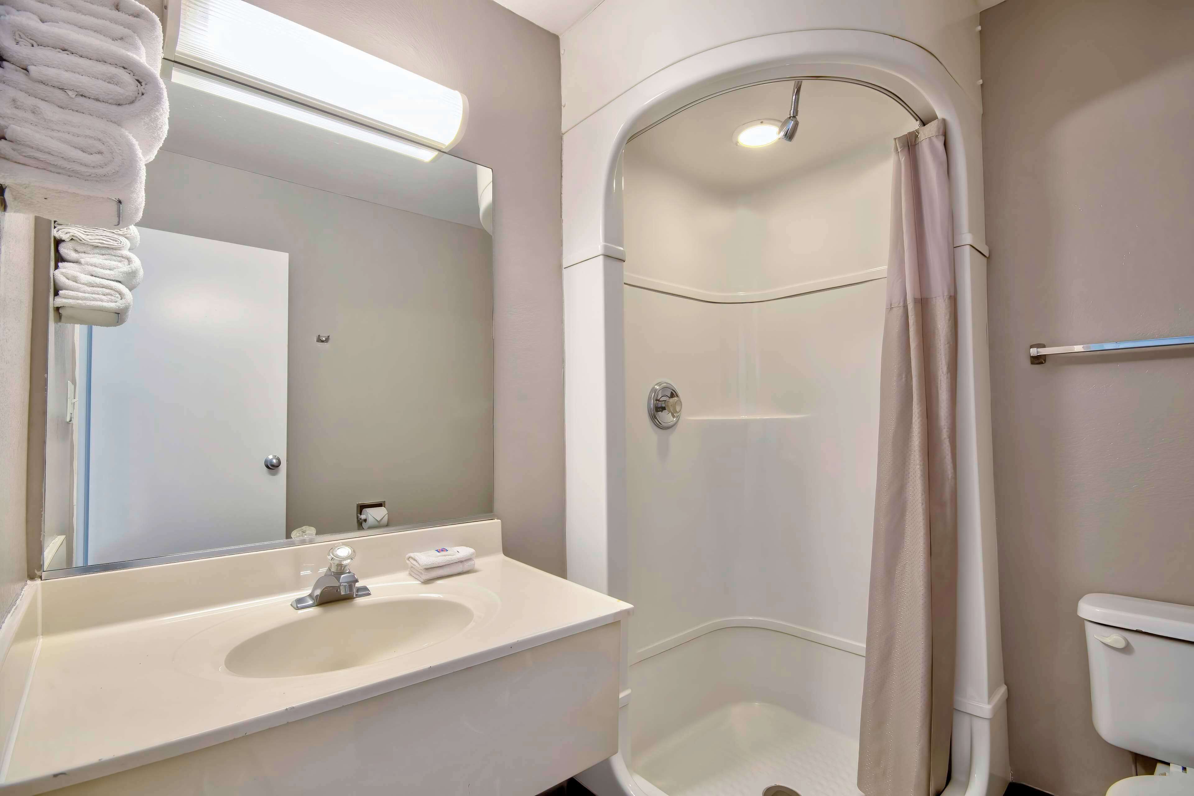 Combined shower/bathtub, hair dryer, towels, soap