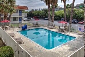 Una piscina al aire libre de temporada