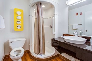 Bañera con ducha, toallas