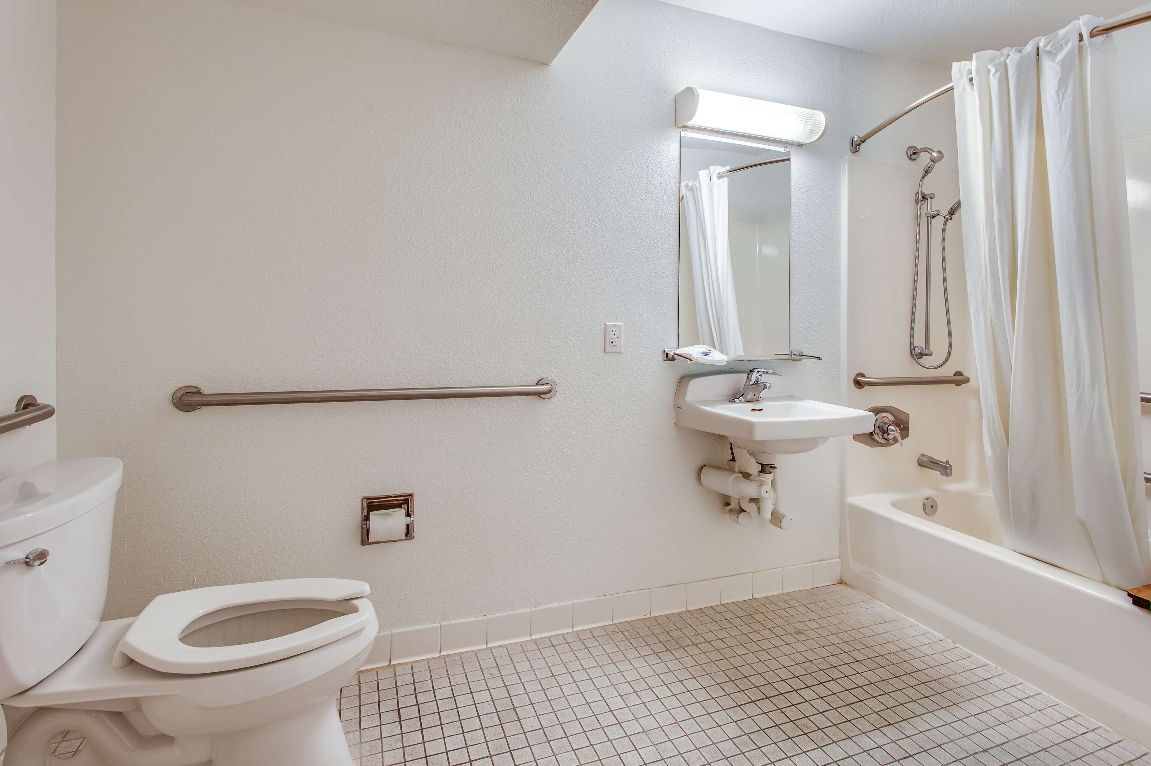 Un baño con inodoro, lavamanos y bañera.