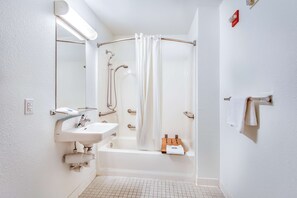 Combined shower/bathtub, towels