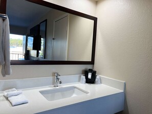 Combined shower/tub, free toiletries, hair dryer, towels