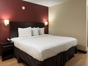 Desk, iron/ironing board, free WiFi, bed sheets - Motel 6 Hattiesburg, MS (Hattiesburg)