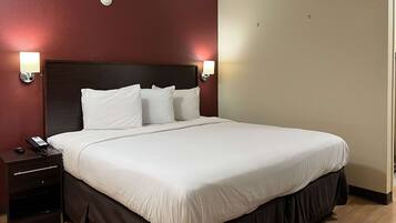 Escritorio, tabla de planchar con plancha, wifi gratis y ropa de cama