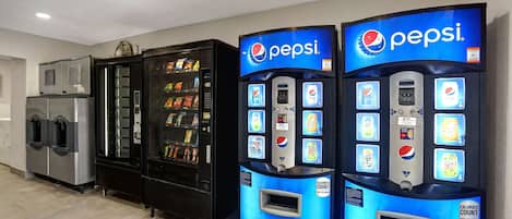 Zona de máquinas expendedoras con máquinas de Pepsi y un refrigerador.