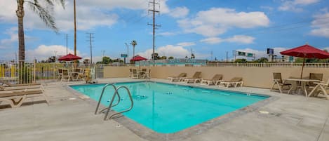 Piscine extérieure (ouverte en saison)