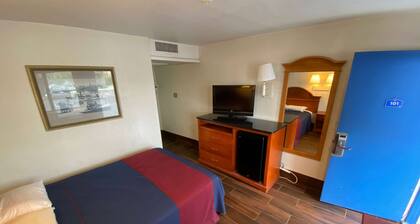 Travelodge by Wyndham Grand Rapids North