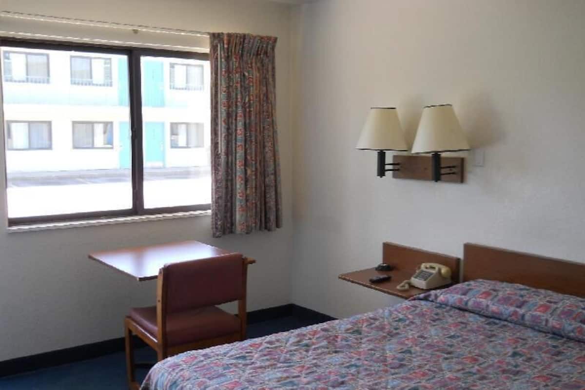 Desk, free cribs/infant beds, free WiFi, bed sheets