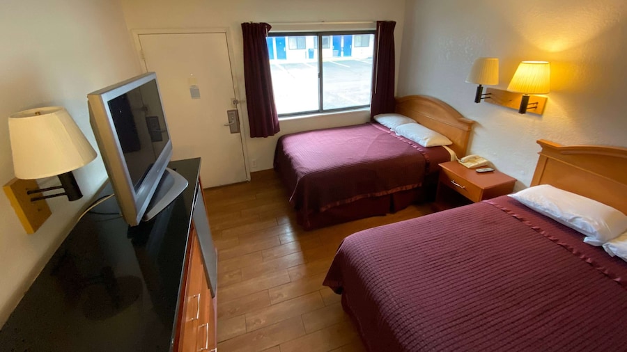 Travelodge by Wyndham Grand Rapids North