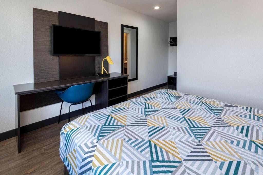 واي فاي مجانًا وملاءات أسرّة