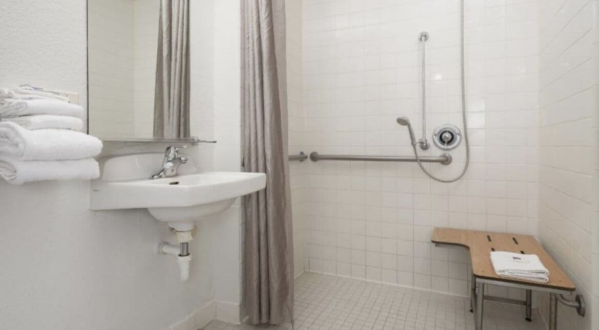 وحدات دش مع أحواض استحمام، مجففات شعر، مناشف، صابون