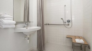 Kombinert dusj/badekar, hårføner, håndklær og såpe