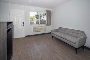 TV - Motel 6 Fontana, CA (Fontana)