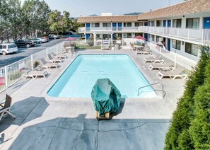 Seasonal outdoor pool - Motel 6 Grants Pass, OR (Grants Pass)