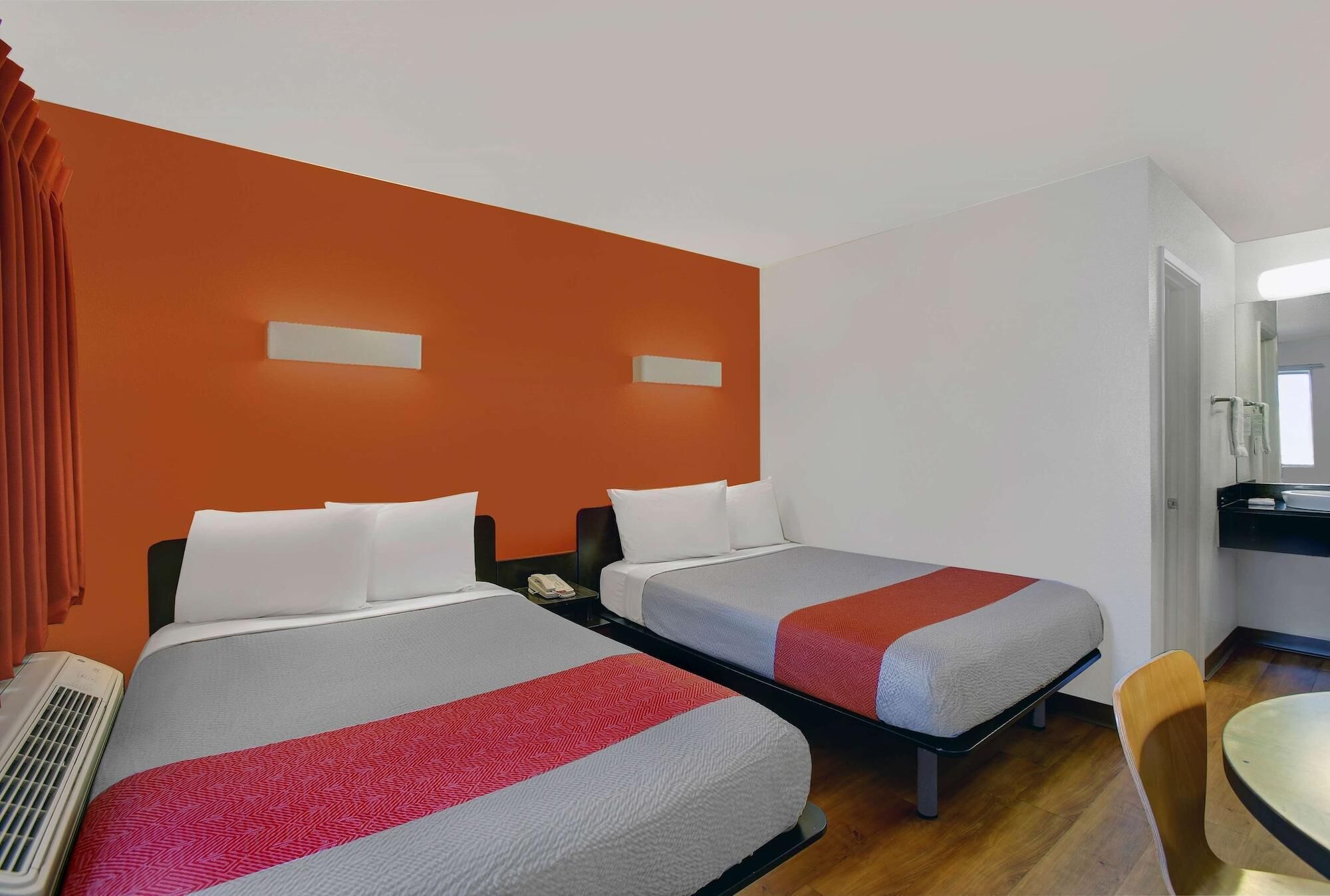 Tabla de planchar con plancha, wifi gratis y ropa de cama 