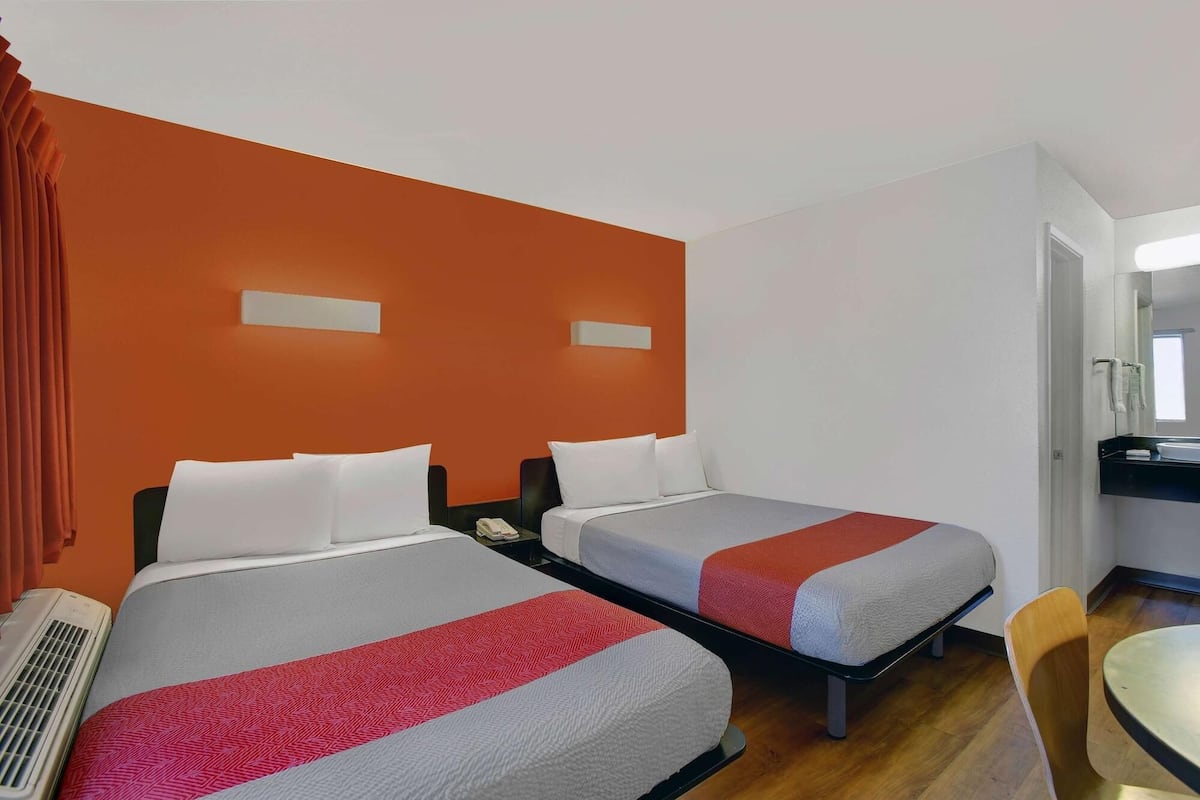 Tabla de planchar con plancha, wifi gratis y ropa de cama