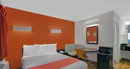 Super 8 by Wyndham Santa Clara