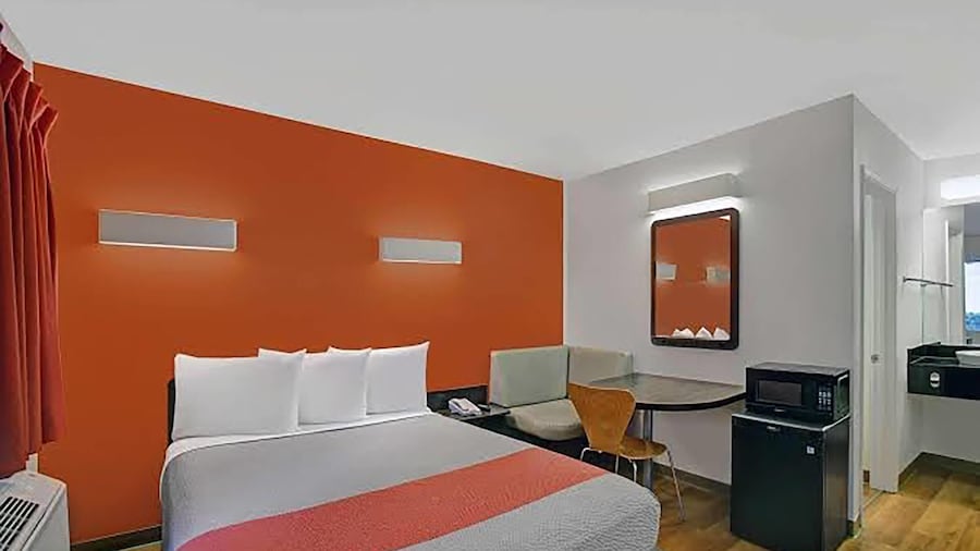 Super 8 by Wyndham Santa Clara