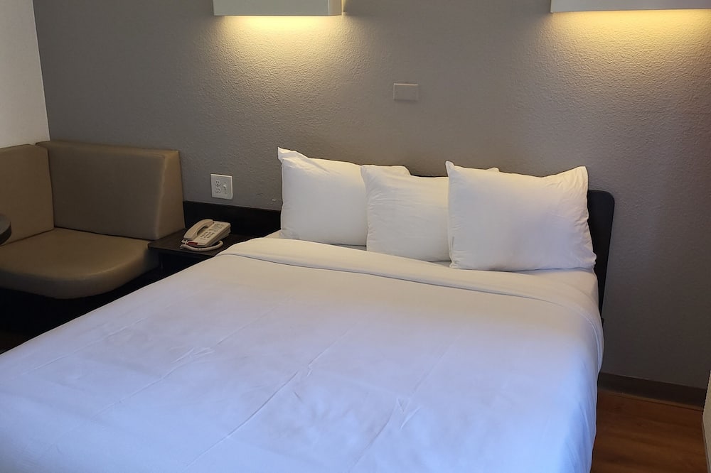 Super 8 by Wyndham Santa Clara
