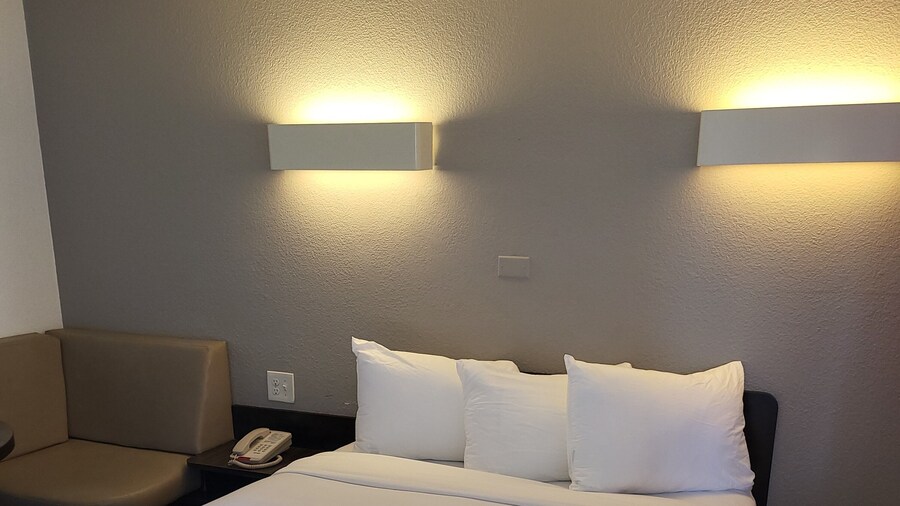 Super 8 by Wyndham Santa Clara