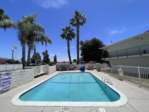 Outdoor pool - Motel 6 Bakersfield, CA - South (Bakersfield)