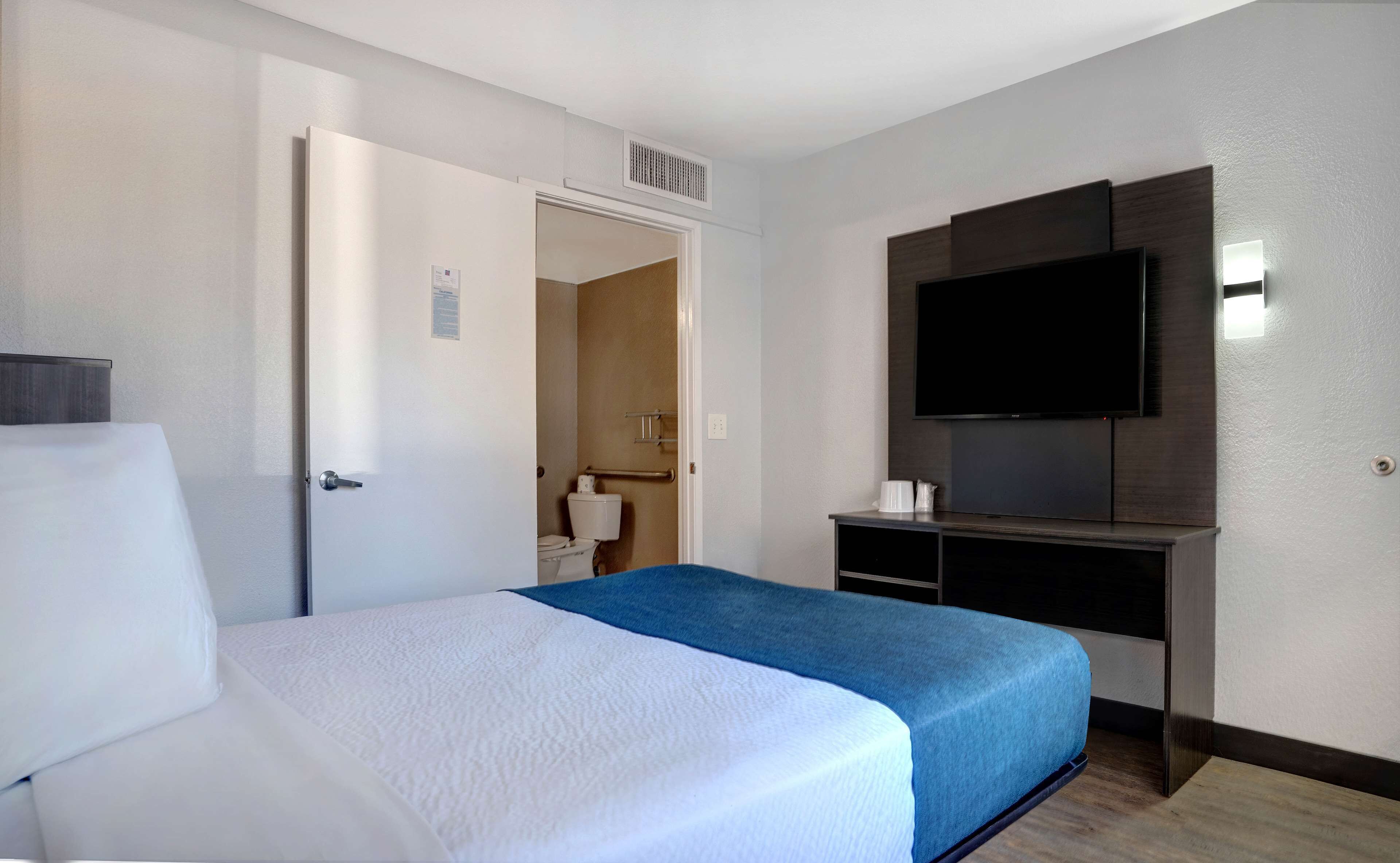 Photo - Motel 6 Bakersfield, CA - South
