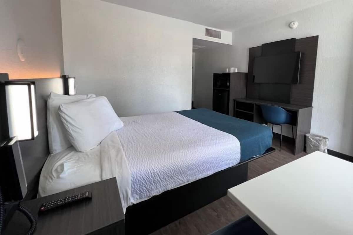 Iron/ironing board, free WiFi, bed sheets