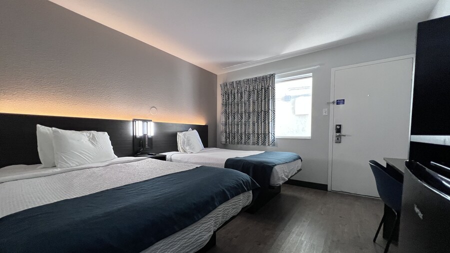 Motel 6 Bakersfield, CA - South