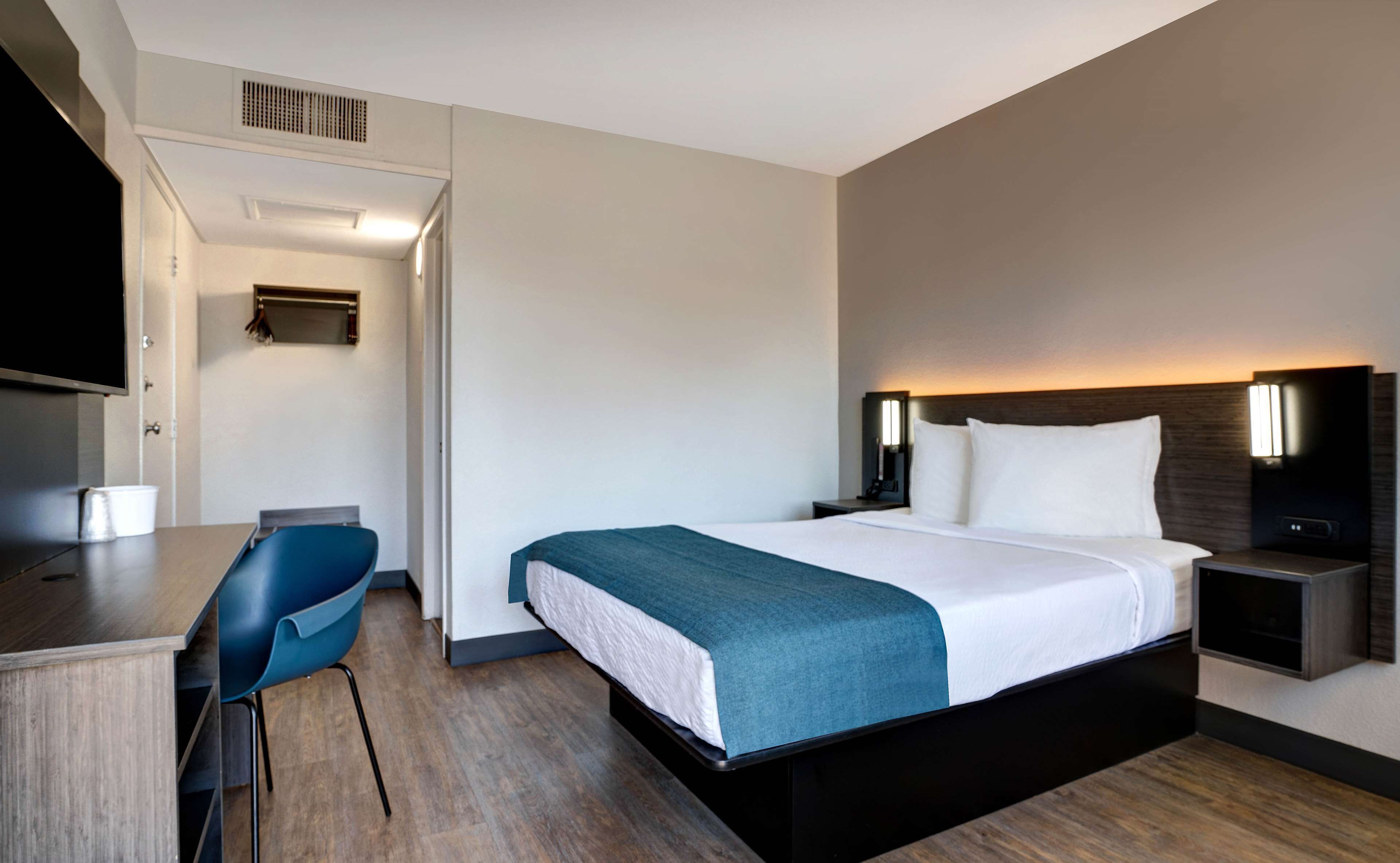 Iron/ironing board, free WiFi, bed sheets