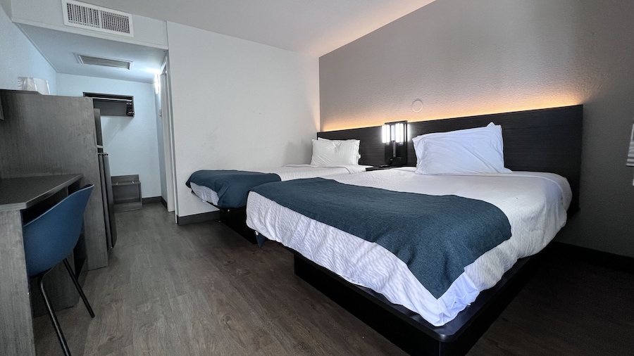 Motel 6 Bakersfield, CA - South