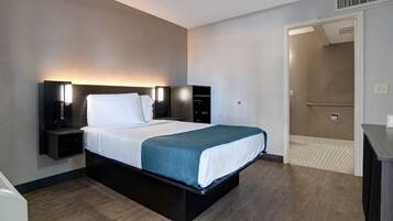 Tabla de planchar con plancha, wifi gratis y ropa de cama