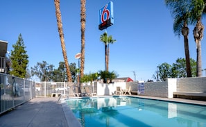 Una piscina al aire libre