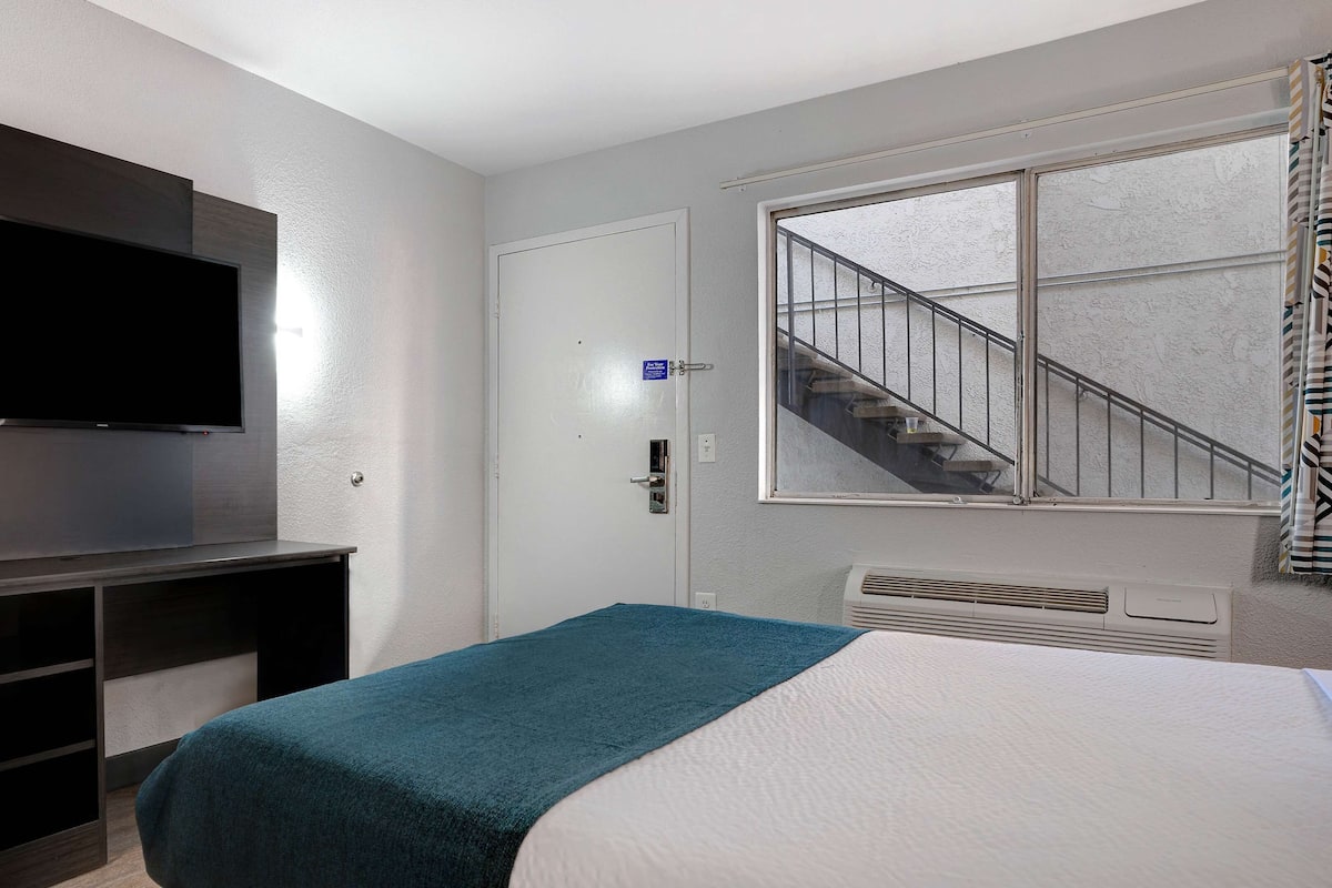 Iron/ironing board, free WiFi, bed sheets