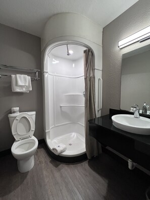 Shower, hair dryer, towels, soap - Motel 6 Bakersfield, CA - South (Bakersfield)