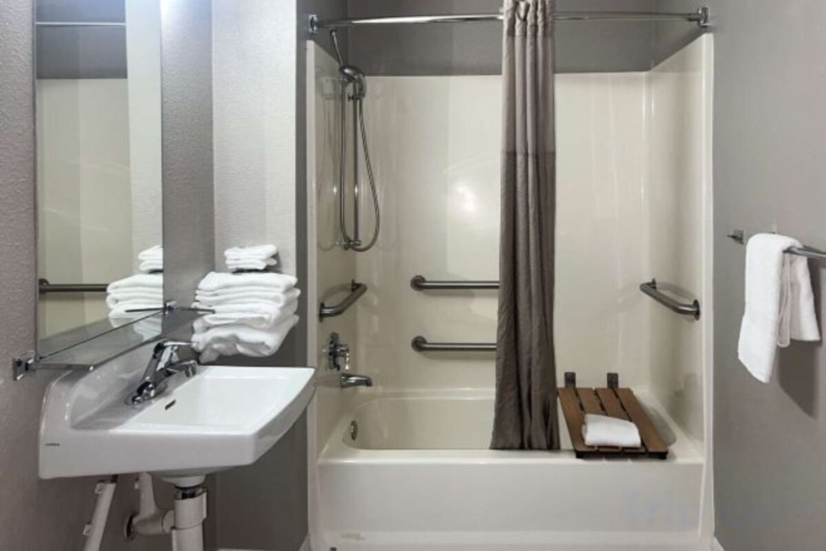 Bathroom | Combined shower/tub, free toiletries, towels, soap
