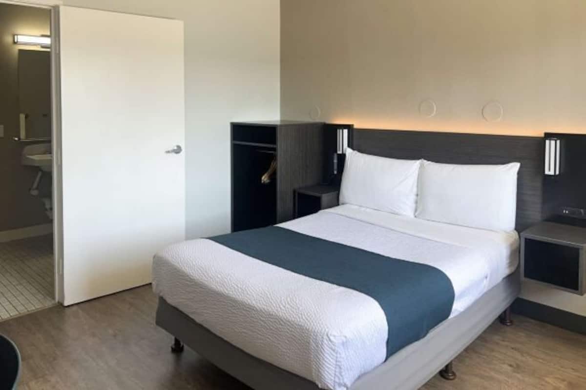 Desk, blackout curtains, free WiFi, bed sheets