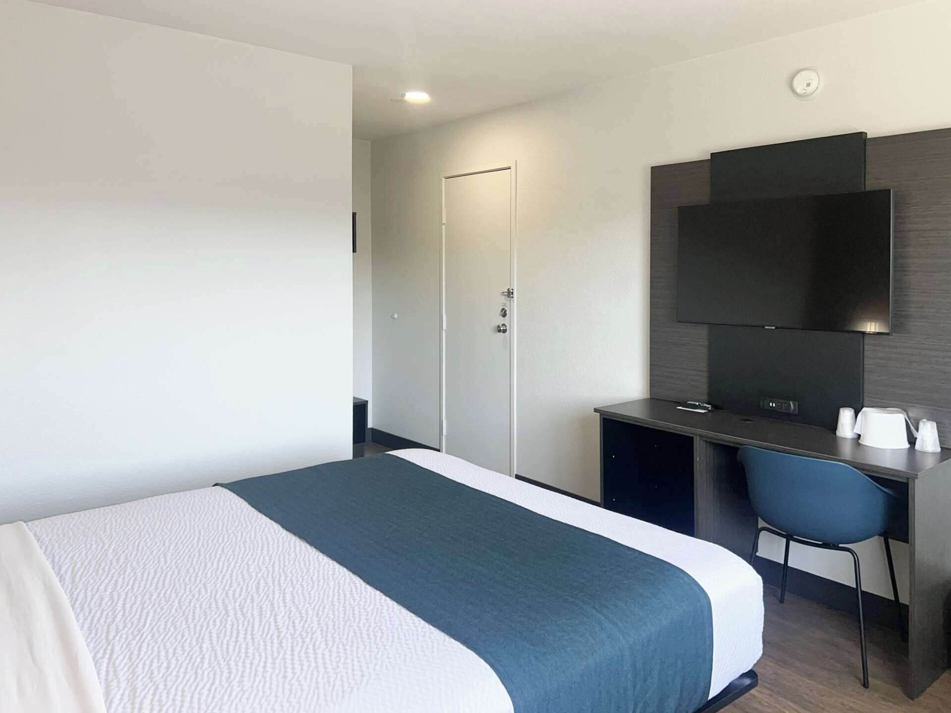 Työpöytä, pimennysverhot, ilmainen Wi-Fi, vuodevaatteet