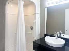 Bañera con ducha, artículos de tocador gratuitos, toallas, jabón