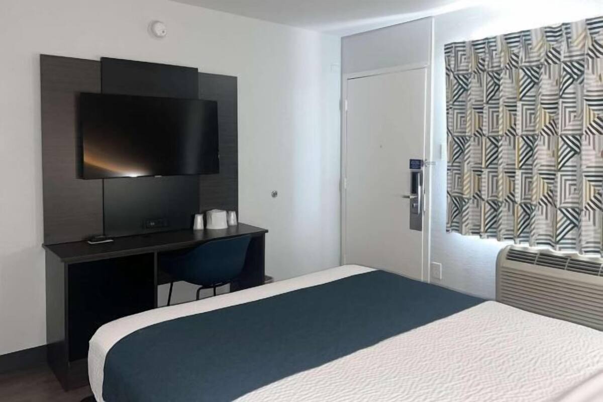 Escritorio, cortinas blackout, wifi gratis y ropa de cama 