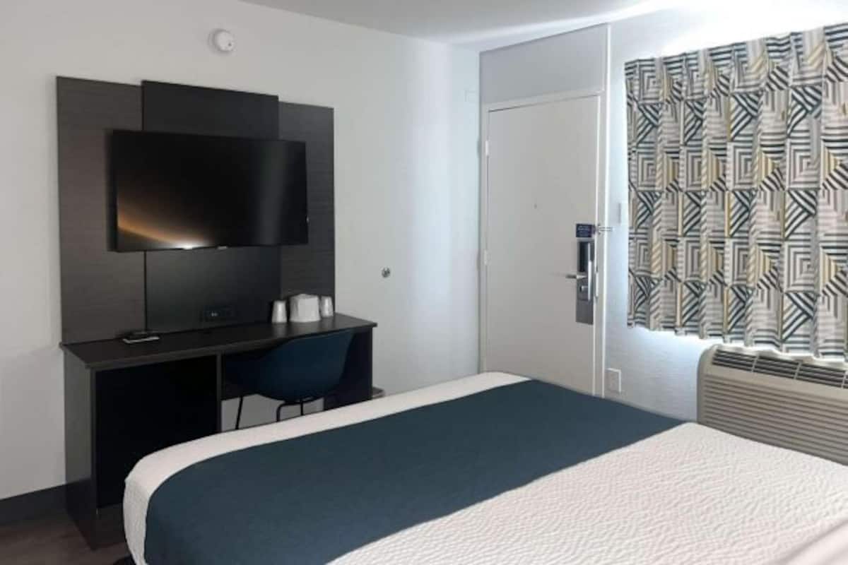 Desk, blackout curtains, free WiFi, bed sheets