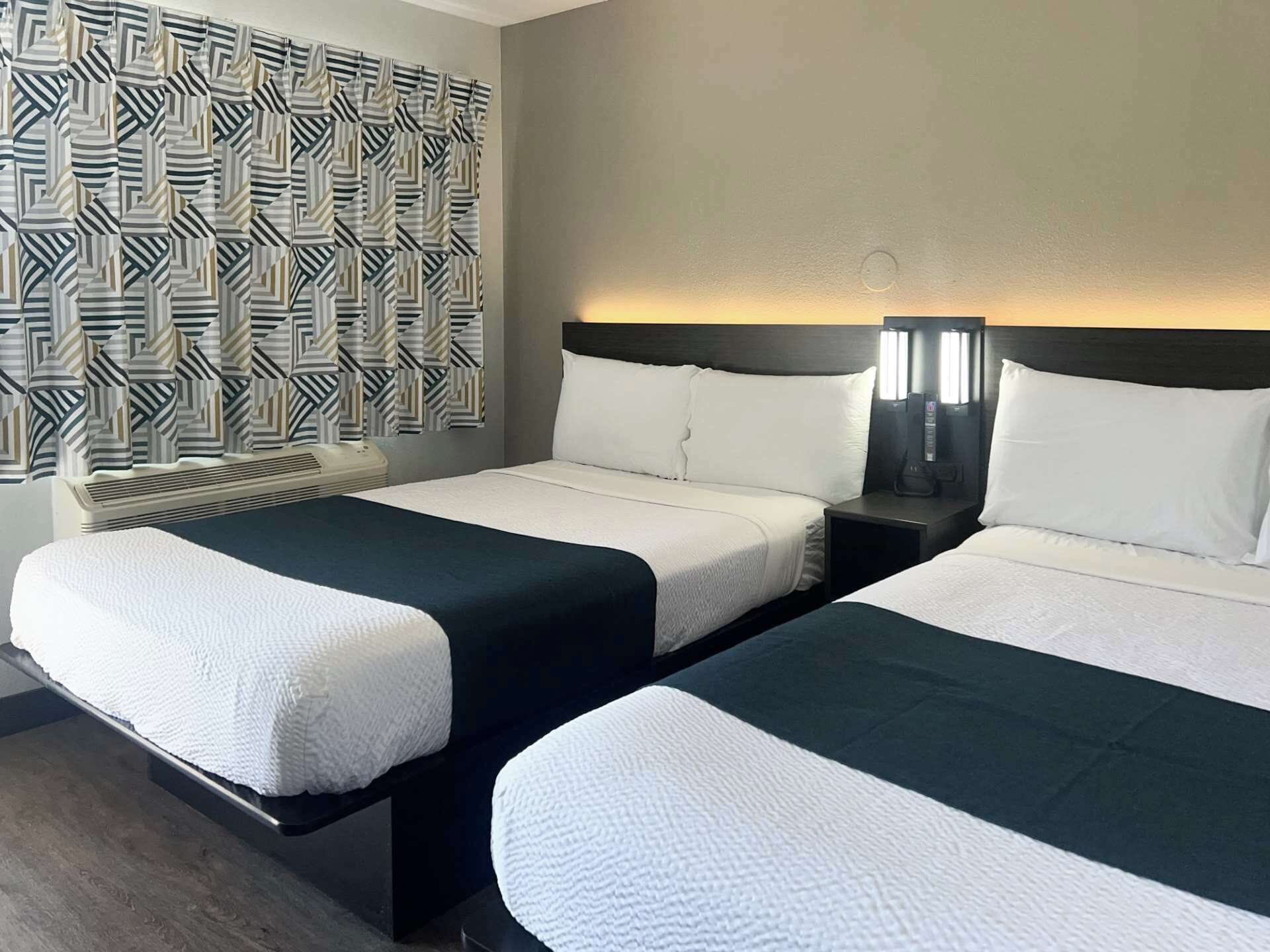 Meja kerja, tirai kedap cahaya, Wi-Fi gratis, dan seprai linen