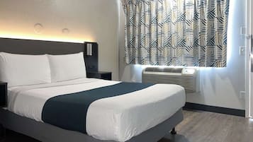 Skrivebord, blendingsgardiner, wi-fi (inkludert) og sengetøy