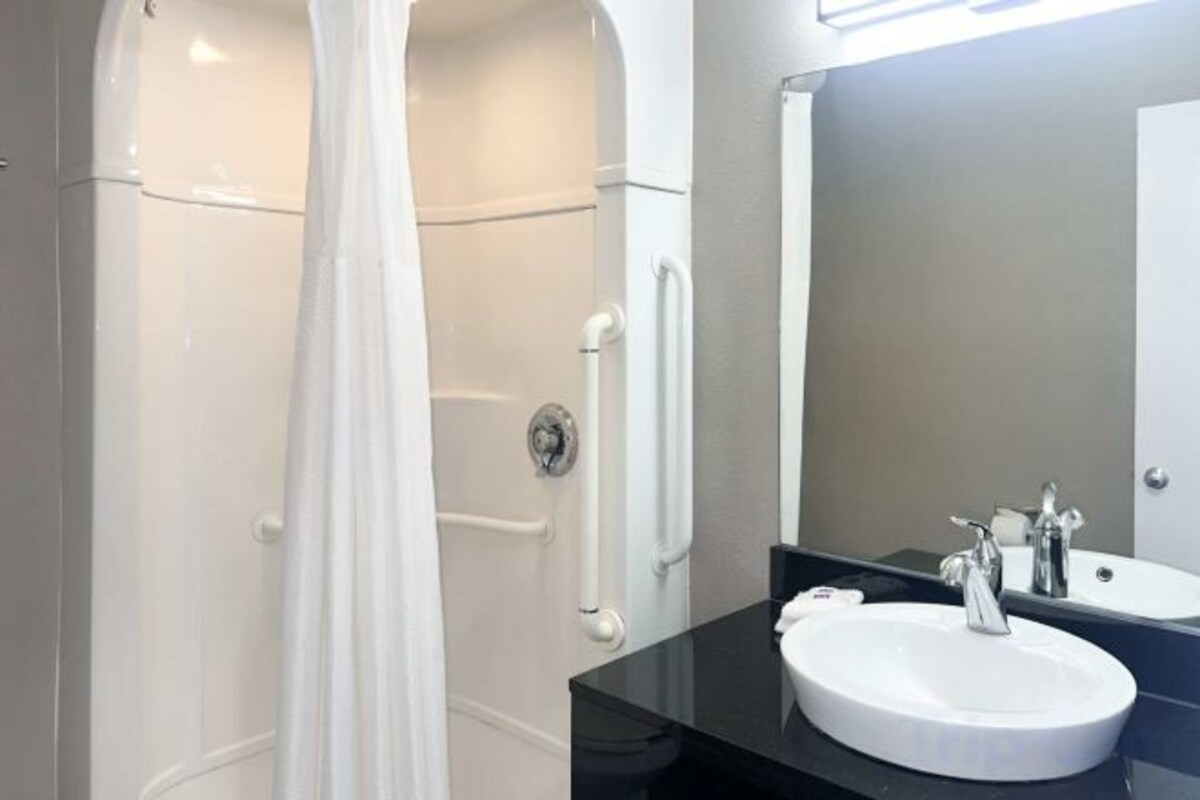 Bathroom | Combined shower/tub, free toiletries, towels, soap