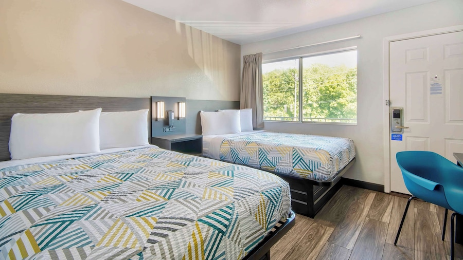 Motel 6 Russellville, AR