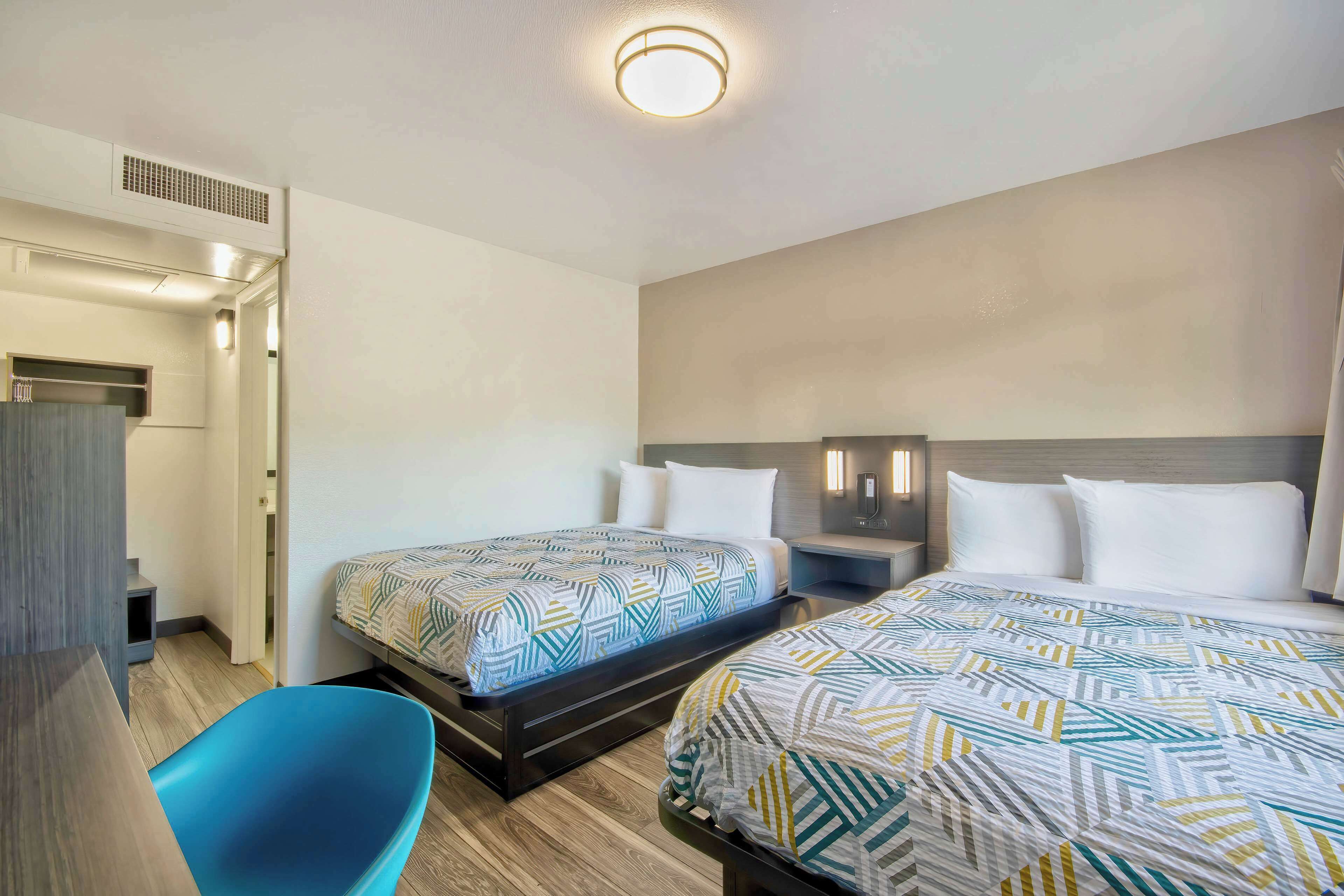 WiFi (無料)、ベッドシーツ