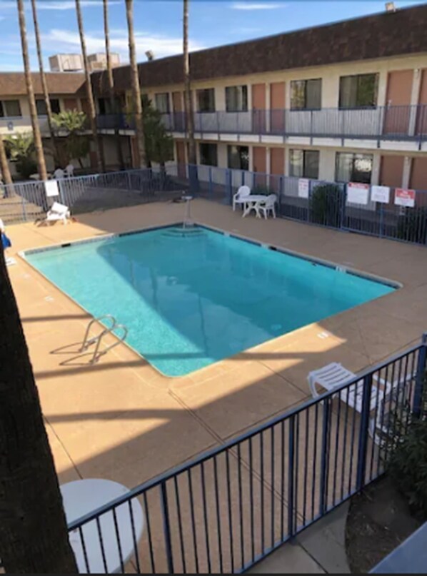 Una piscina al aire libre