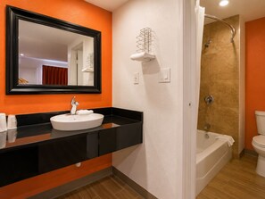 Ensemble baignoire-douche, serviettes fournies