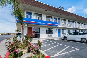 Property entrance - Motel 6 Lost Hills, CA (Lost Hills)